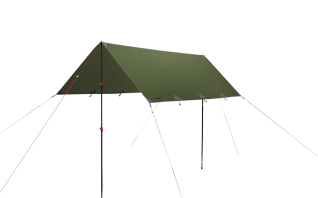 Tienda verde con lados abiertos y varias varas rojas debajo