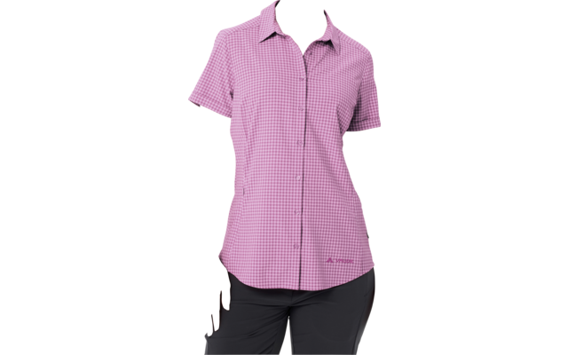 Donna con camicia viola a quadri a maniche corte e pantaloni scuri su sfondo bianco