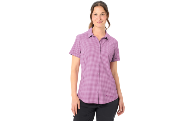 Frau in lila kariertem Kurzarmhemd und dunkler Hose vor weißem Hintergrund