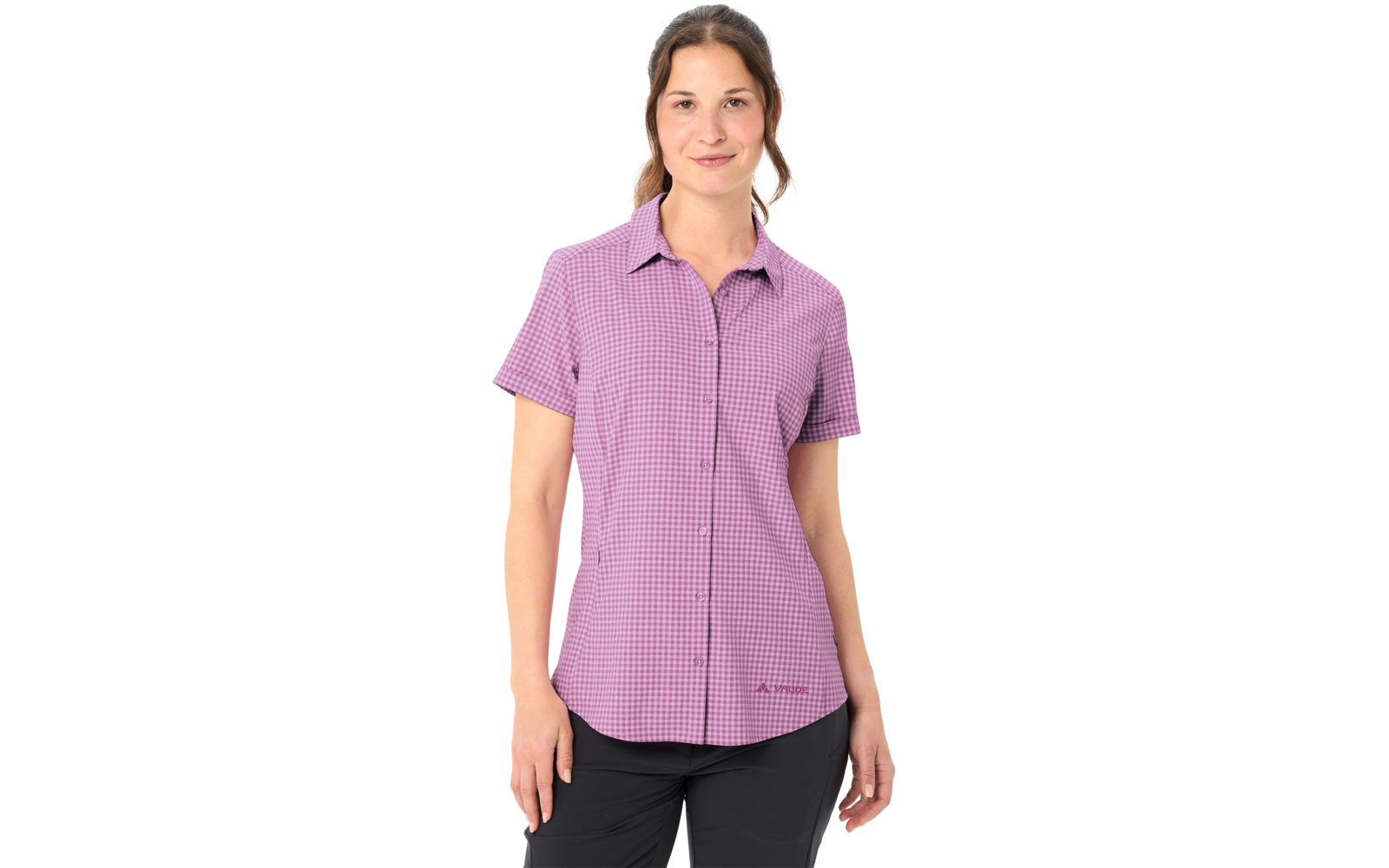 Frau in lila kariertem Kurzarmhemd und dunkler Hose vor weißem Hintergrund