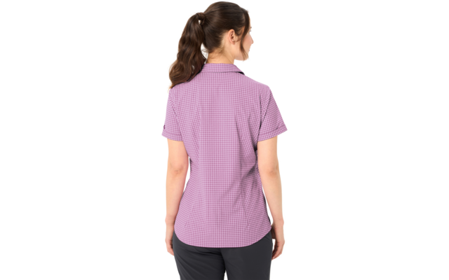 Rückenansicht einer Person mit dunklem Pferdeschwanz, kurzärmliges lila kariertes Hemd und dunkle Hose