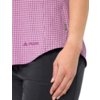 Nahaufnahme einer rechten Hand neben der Hüfte; rosa-weiß kariertes Oberteil mit 'VAUDE'-Logo und kleinem grünen Etikett; schwarze Hose
