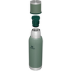 Matte grün-graue Metallflasche mit silbernem Rand oben und unten, zwei losgelöste dunkelgrüne Kunststoffteile (Deckel und Einsatz) darüber, dunkles Markenlogo auf der Vorderseite, weißer Hintergrund