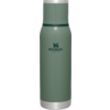 Grüne schlanke Flasche mit silberfarbenem Deckel und Boden, dunkelgrüner Streifen unter dem Deckel, Schriftzug 'STANLEY' und Logo vorne