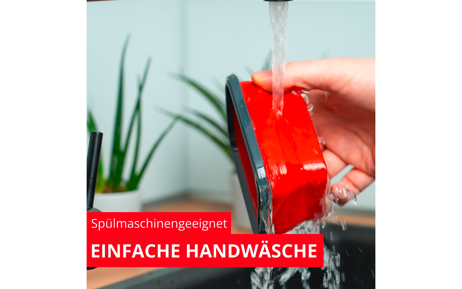 Hand hält rote Schüssel unter fließendem Wasser am Spülbecken, unscharfe Topfpflanze im Hintergrund; rote Banner mit weißem Text 'Spülmaschinengeeignet' und 'EINFACHE HANDWÄSCHE'