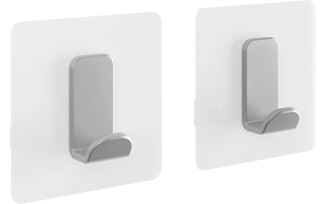 Zwei silberne Haken auf weißen, quadratischen Platten nebeneinander