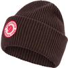 Donkerbruine geribde gebreide muts met omslag en ronde rode stoffen patch met witte vossilhouet en de tekst "FJÄLLRÄVEN SWEDEN 1960"