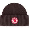 Bruine geribbelde gebreide muts met omgeslagen boord en ronde rood-witte Fjällräven-logopatch in het midden van de boord