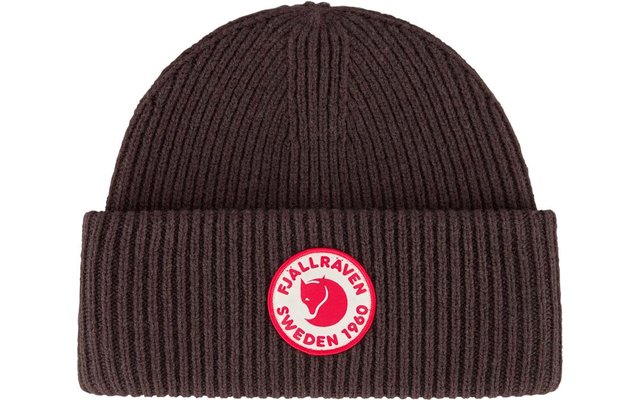 Bruine geribbelde gebreide muts met omgeslagen boord en ronde rood-witte Fjällräven-logopatch in het midden van de boord