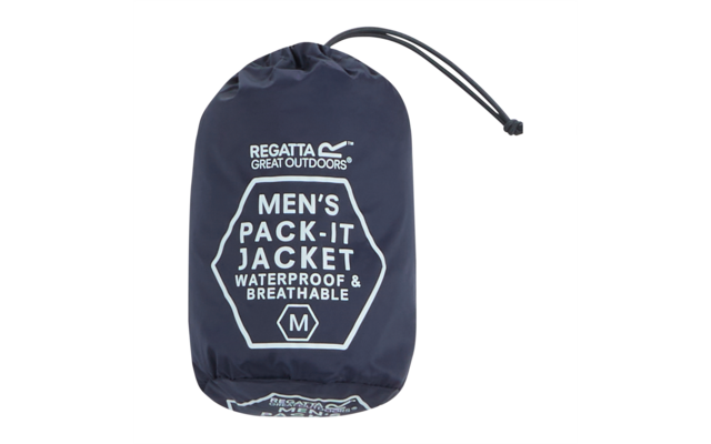 Dunkelblauer Beutel mit Kordelzug und weißem Aufdruck ‚REGATTA GREAT OUTDOORS‘, ‚MEN'S PACK-IT JACKET WATERPROOF & BREATHABLE‘ und einem ‚M‘-Symbol