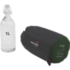 Eine Kunststoffflasche mit der Aufschrift 1L neben einem schwarzen zylindrischen Behälter mit grünem Boden und rotem Schriftzug
