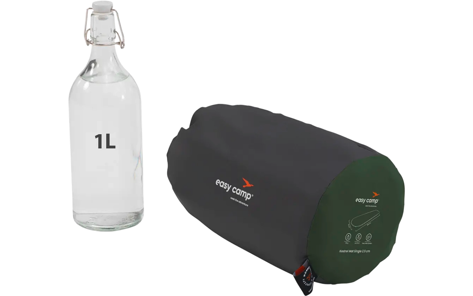 Eine Kunststoffflasche mit der Aufschrift 1L neben einem schwarzen zylindrischen Behälter mit grünem Boden und rotem Schriftzug