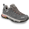 Zapato gris con cordones y acentos rosas, suela blanco-gris, inscripción MEINDL en el lateral y la lengüeta, logo Vibram en la suela