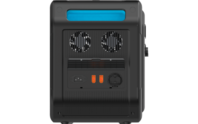 Schwarzes rechteckiges Gerät mit blauem Griffschlitz oben, zwei runden Lüfteröffnungen, gerillter Fläche und mehreren Anschlüssen vorne: rechteckiger Eingang, zwei orangefarbene Buchsen und runder Anschluss mit Abdeckung