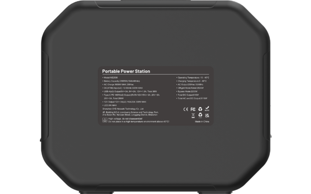 Dunkelgraue tragbare Powerstation, Draufsicht, mittig rechteckiger Aufkleber mit weißen technischen Angaben und Symbolen