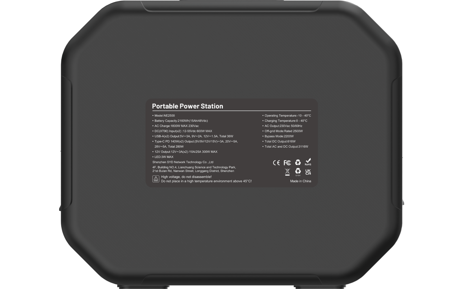 Dunkelgraue tragbare Powerstation, Draufsicht, mittig rechteckiger Aufkleber mit weißen technischen Angaben und Symbolen