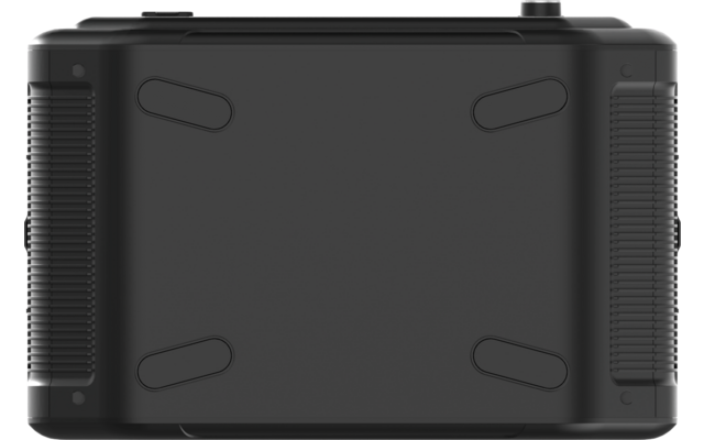 Schwarzes rechteckiges Gerät, Draufsicht; glatte Oberseite mit vier diagonal angeordneten ovalen Gummifüßen, geriffelte Flächen links und rechts, oben ein kleiner runder Knopf und zwei kleine erhöhte Elemente am oberen Rand