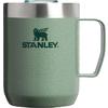 Hellgrüner, strukturierter Metallbecher mit Henkel, durchsichtigem Deckel und 'STANLEY'-Logo mit geflügeltem Löwen