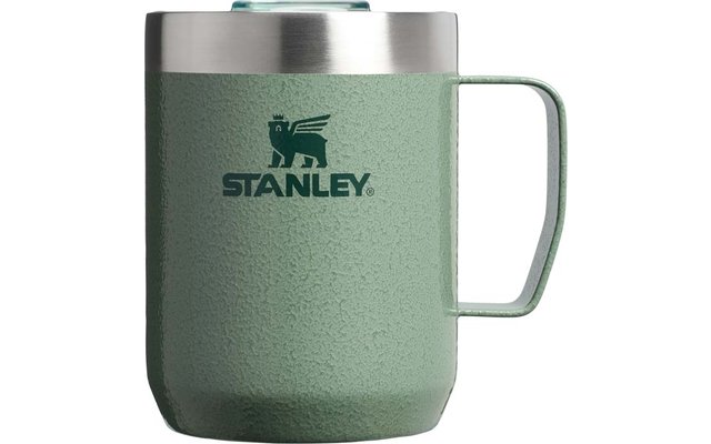 Hellgrüner, strukturierter Metallbecher mit Henkel, durchsichtigem Deckel und 'STANLEY'-Logo mit geflügeltem Löwen