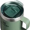 Grüner, strukturierter Becher mit Henkel, Edelstahlrand, transparentem Deckel mit Schiebeschieber und sichtbarem Stanley-Logo