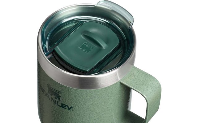 Grüner, strukturierter Becher mit Henkel, Edelstahlrand, transparentem Deckel mit Schiebeschieber und sichtbarem Stanley-Logo