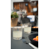 Tafel met glazen en wazige binnenachtergrond