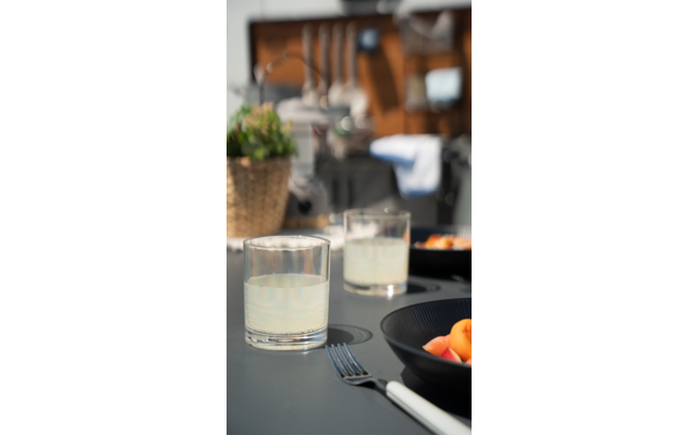 Tafel met glazen en wazige binnenachtergrond