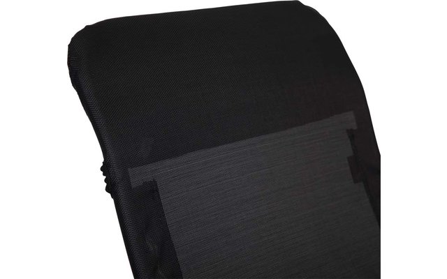 Schwarze Netzrückenlehne eines Stuhls mit horizontalem Stoffband auf der Rückseite