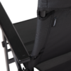 Nahaufnahme des Rückens eines schwarzen Stuhls mit gewebter Stoffbespannung, sichtbarer Naht, Schlaufe, schwarzer Armlehne und kleinem Label 'DOMETIC'
