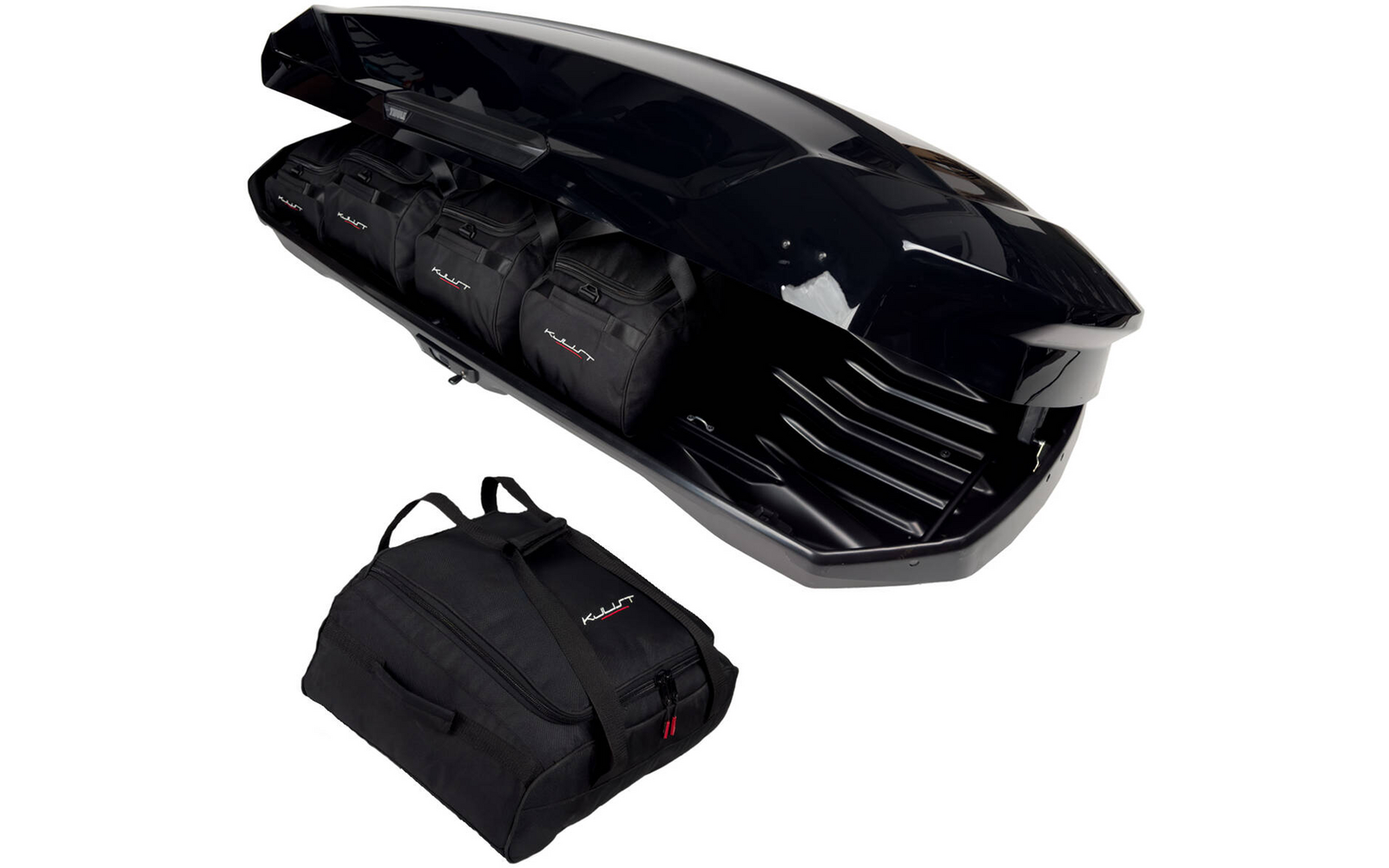 Coffre de toit noir ouvert contenant trois sacs de voyage noirs et un sac de voyage noir supplémentaire à côté sur fond blanc