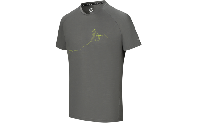 Graues kurzärmeliges T-Shirt mit rundem Ausschnitt; vorne gelbe Linienzeichnung einer Person mit Rucksack und Stöcken auf einer Hügel- und Bergsilhouette; kleines weißes Logo auf dem linken Ärmel