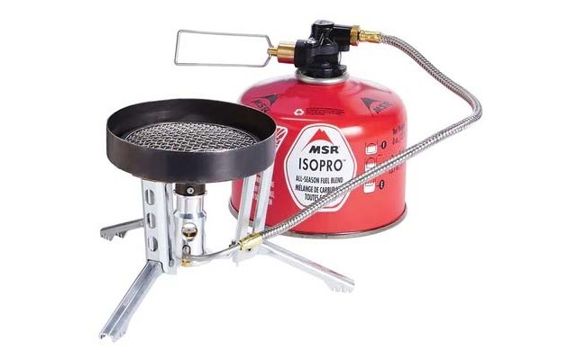 Fornellino a gas con base metallica a tre gambe, supporto pentola rotondo nero con rete, bruciatore, tubo intrecciato e bombola rossa MSR ISOPRO