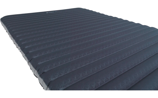 Aufgeblasene, dunkelgraue Luftmatratze mit länglichen Kammern