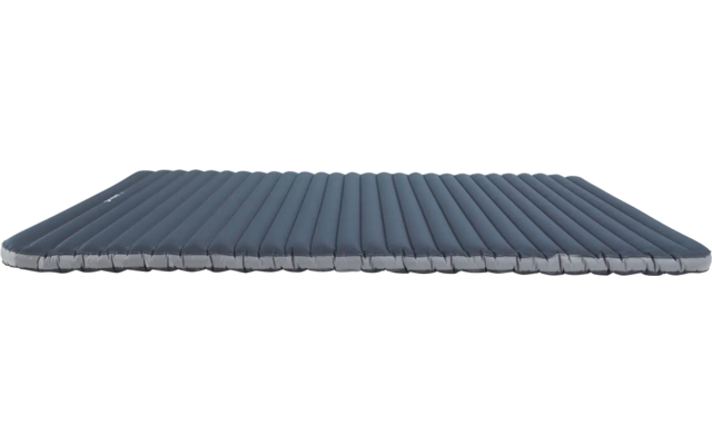 Blaues aufgeblasenes Luftbett auf weißem Hintergrund