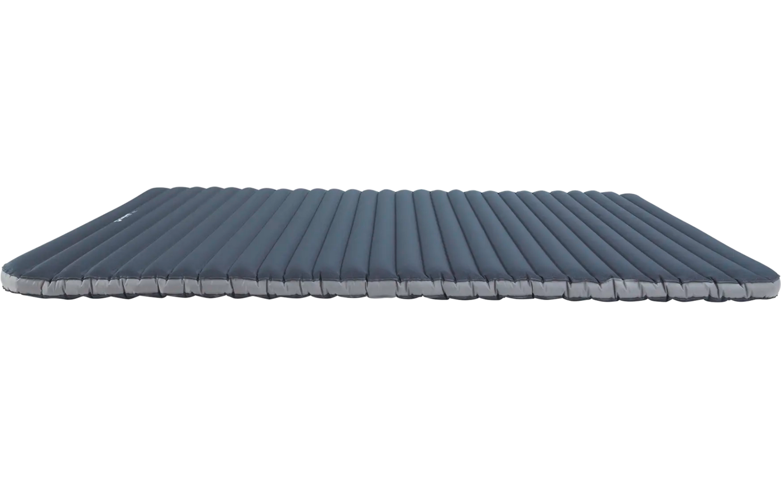 Blaues aufgeblasenes Luftbett auf weißem Hintergrund