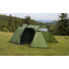 Tenda verde con due scomparti collegati e ingresso aperto su una radura erbosa, con conifere e colline sullo sfondo