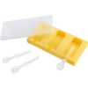 Molde amarillo de silicona con tres cavidades alargadas, tapa de plástico translúcida a un lado y tres palitos blancos de plástico con extremos en forma de flor