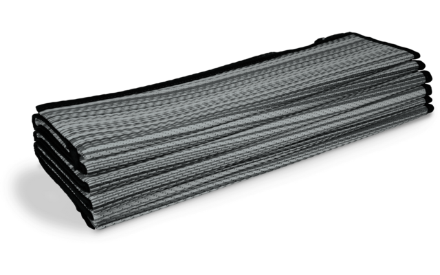 Gefaltetes, geripptes Handtuch auf weißem Hintergrund