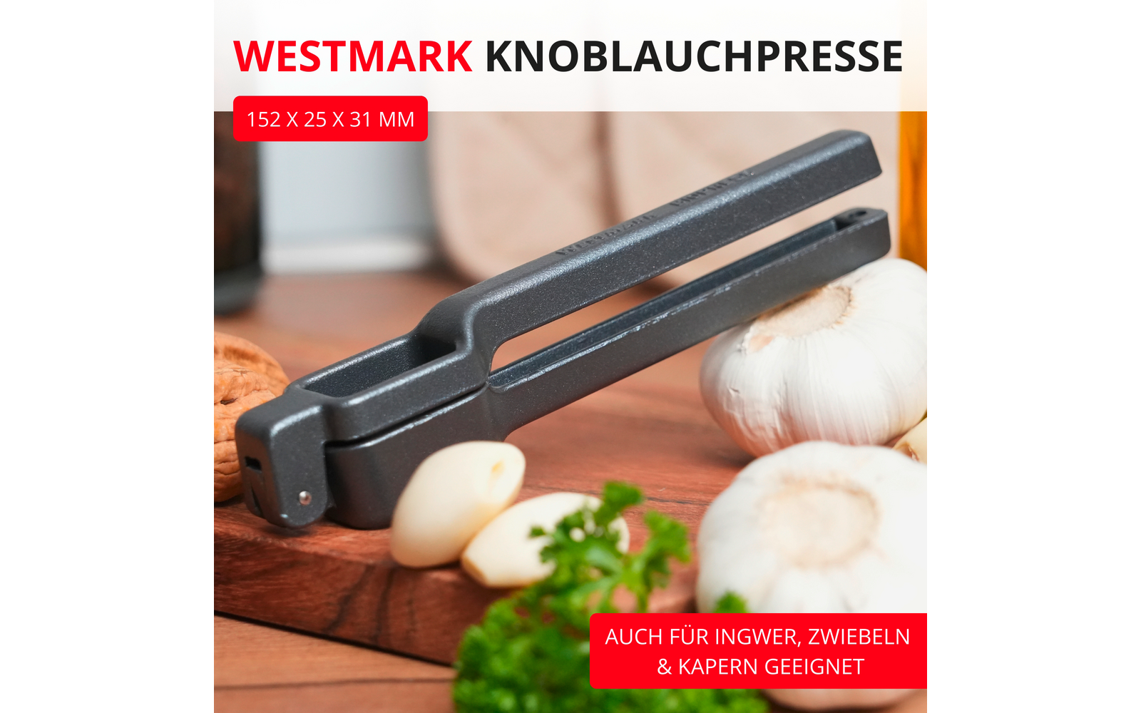 Presse à ail grise en métal sur une planche en bois, avec gousses d'ail, deux têtes d'ail et du persil ; bandeau rouge en haut avec l'inscription 'WESTMARK KNOBLAUCHPRESSE' et indication de taille, encart rouge en bas à droite avec texte