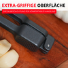 Presse à ail noire sur planche en bois, deux gousses d'ail épluchées à gauche, bandeau rouge en haut avec texte blanc EXTRA-GRIFFIGE OBERFLÄCHE et texte plus petit SPEZIALBESCHICHTUNG FÜR KOMFORTABLES HANDLING