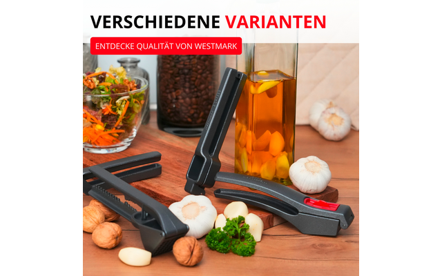 Plusieurs presses à ail noires sur une surface en bois, avec des gousses et têtes d'ail, des noix et du persil au premier plan; en arrière-plan une bouteille d'huile avec des tranches d'ail, un bocal de grains de café, un bol de salade et un gant de cuisine rose; en haut le texte 'VERSCHIEDENE VARIANTEN' et la bannière rouge 'ENTDECKE QUALITÄT VON WESTMARK'