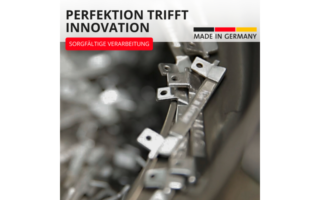 Gros plan de pinces métalliques brillantes dans un récipient ; au‑dessus le texte 'PERFEKTION TRIFFT INNOVATION', un badge rouge 'SORGFÄLTIGE VERARBEITUNG' et 'MADE IN GERMANY' avec des bandes noire, rouge et jaune