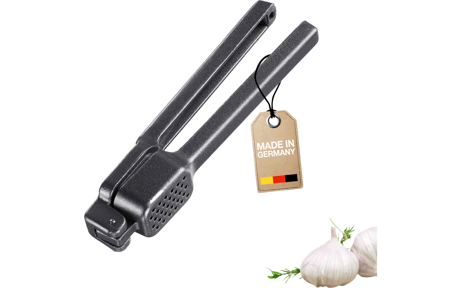 Presse à ail en métal noir avec une étiquette portant la mention Made in Germany et deux têtes d'ail sur fond blanc