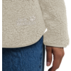 Nahaufnahme von einem hellen Fleecepullover und einer Hand an der Seite