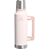 Helle rosa zylindrische Thermosflasche mit Edelstahlverschluss und Edelstahlboden, seitlichem klappbarem Griff und aufgedrucktem "Stanley"-Logo