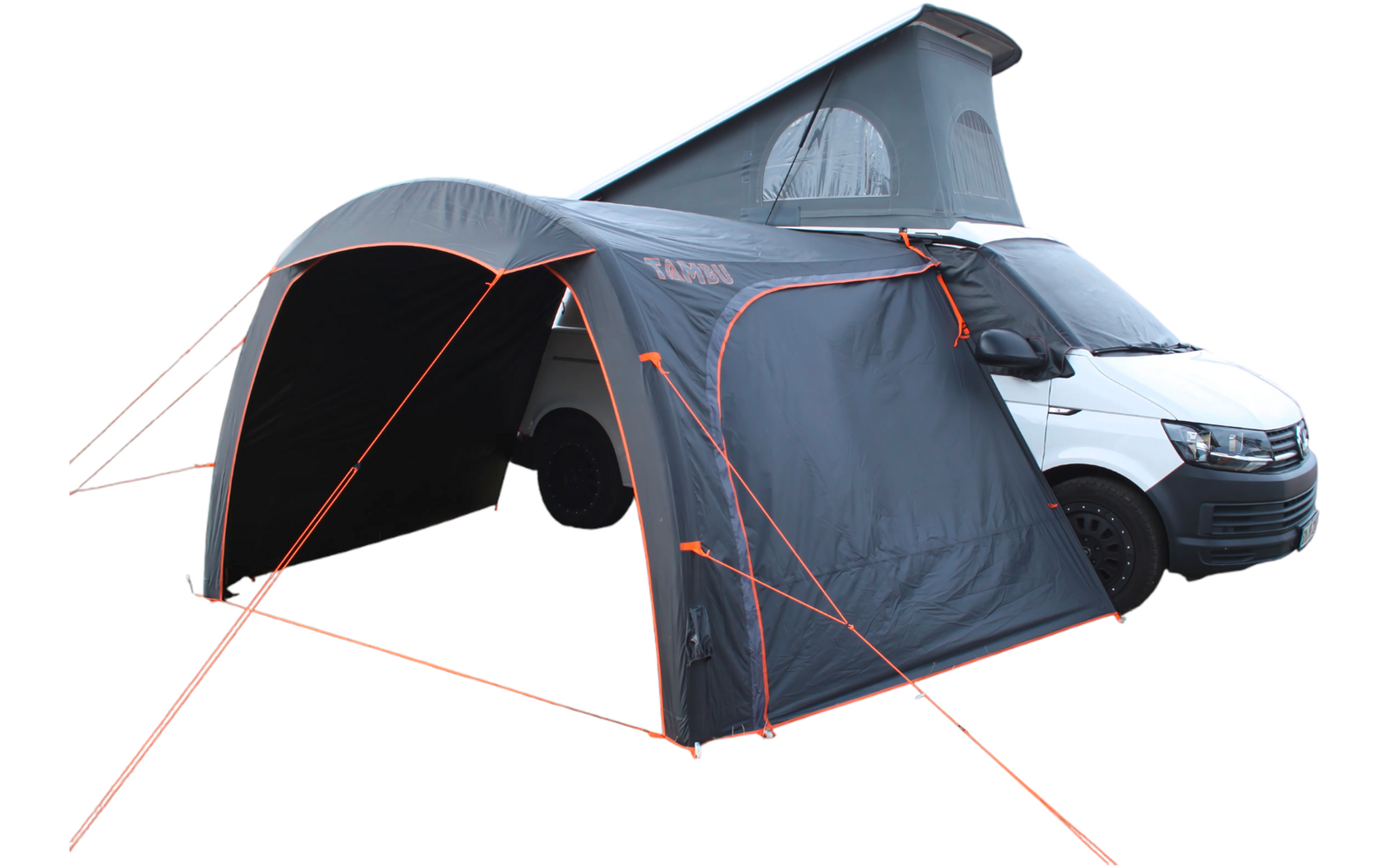 Weißer Camper-Van mit geöffnetem Aufstelldach und grauem Vorzelt mit orangen Abspannleinen