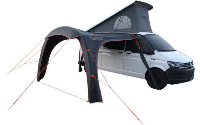 Weißer Camper-Van mit aufgeklapptem grauem Dachzelt und großem grauen Vorzelt mit orangefarbenen Abspannleinen vor weißem Hintergrund