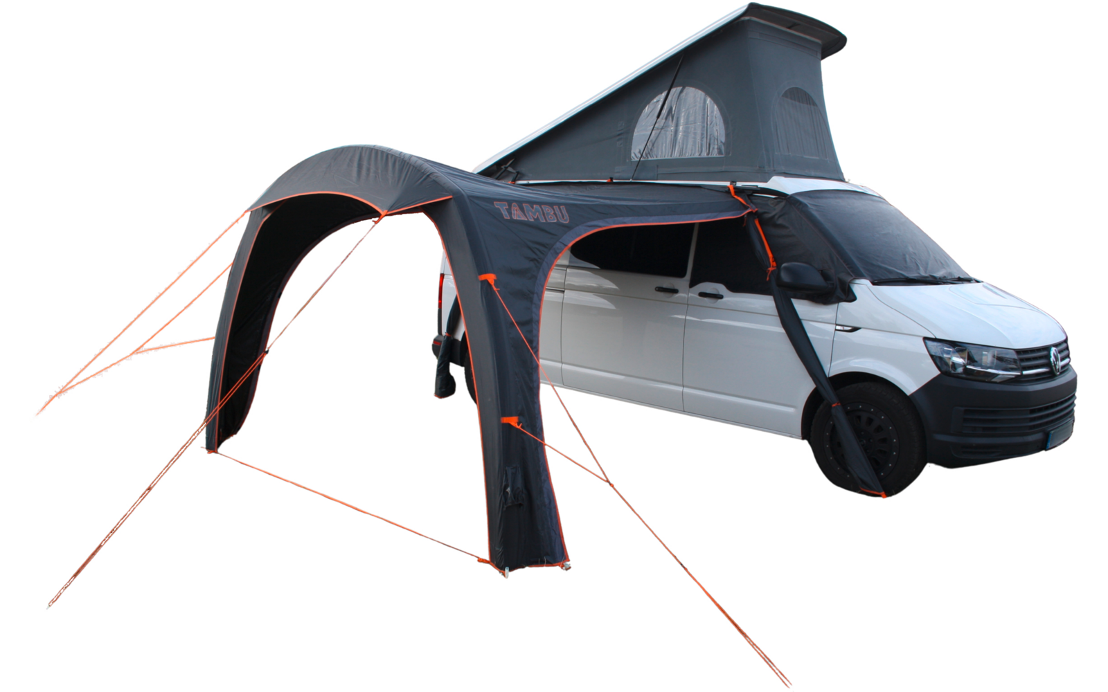 Weißer Camper-Van mit aufgeklapptem grauem Dachzelt und großem grauen Vorzelt mit orangefarbenen Abspannleinen vor weißem Hintergrund