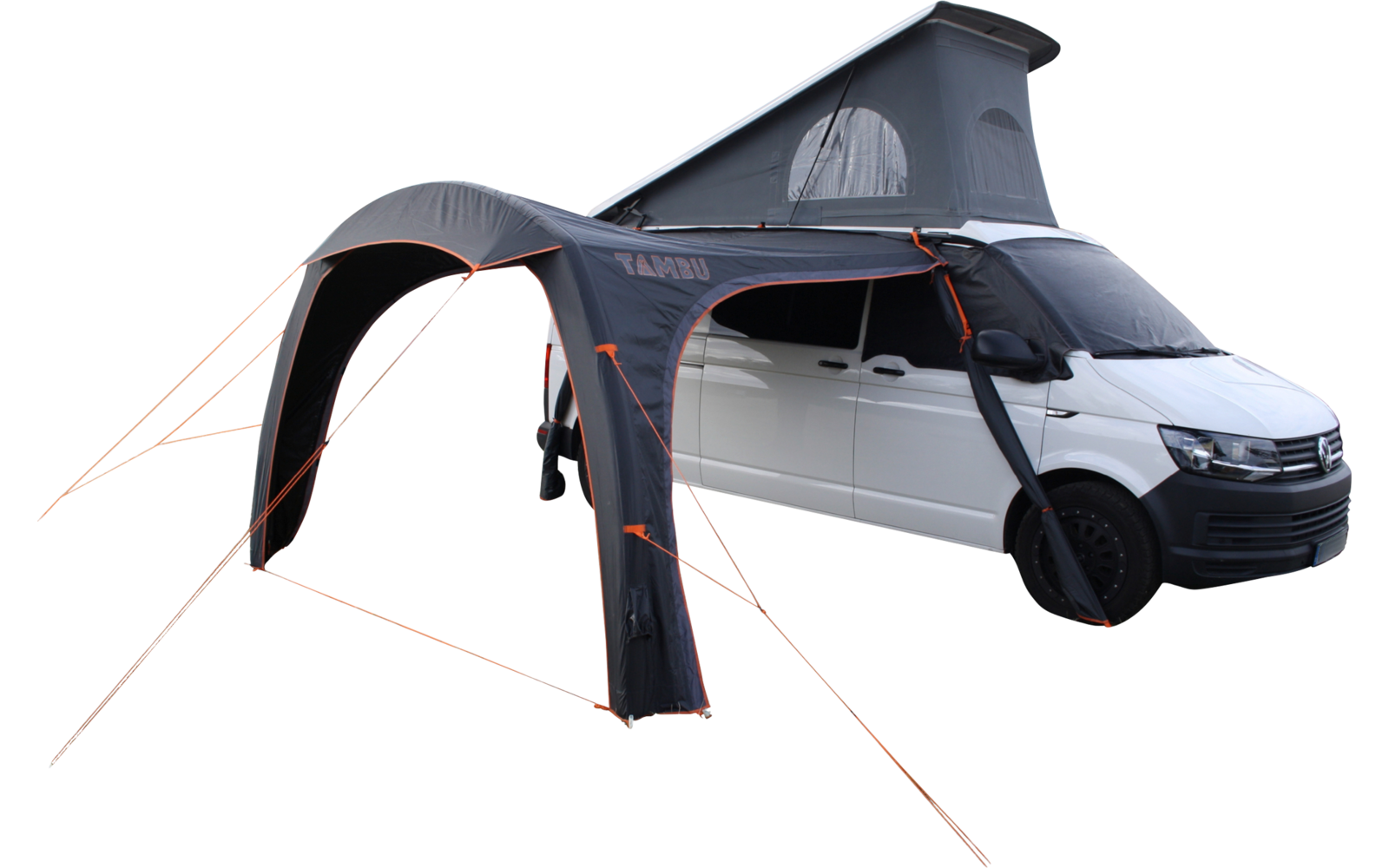 Fourgon camper blanc avec tente de toit grise déployée et grand auvent gris avec cordes orange sur fond blanc