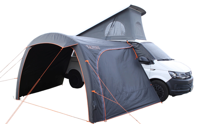 Fourgon aménagé blanc avec toit relevé et auvent gris, haubans orange visibles